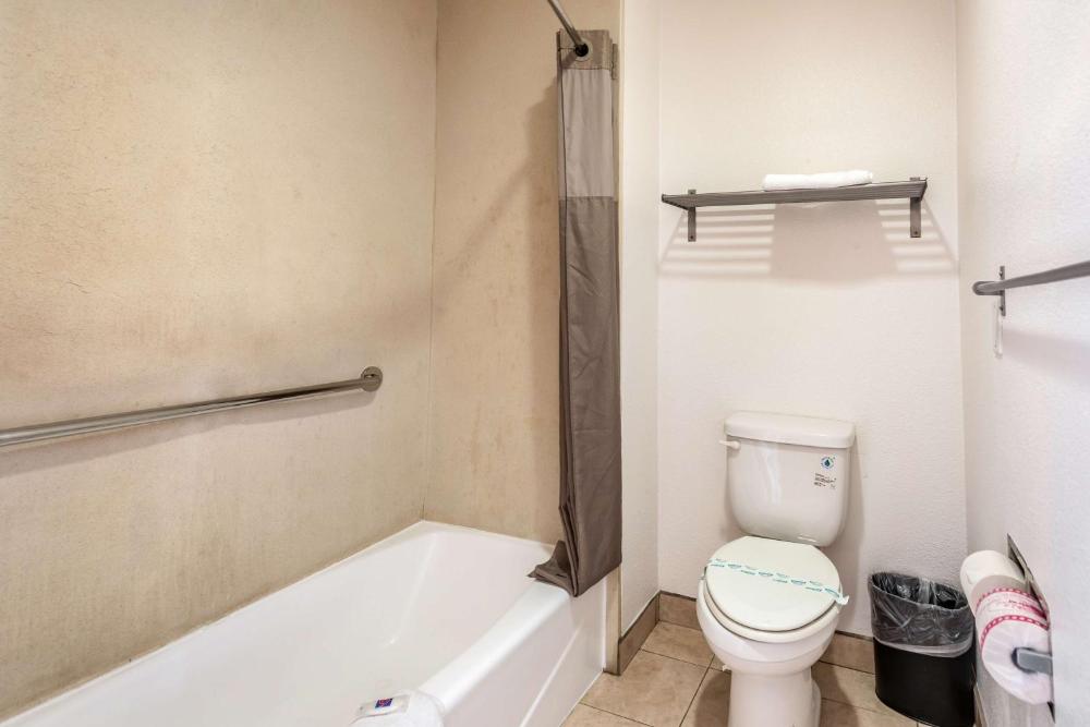 Deluxe King Room - Non-Smoking interior